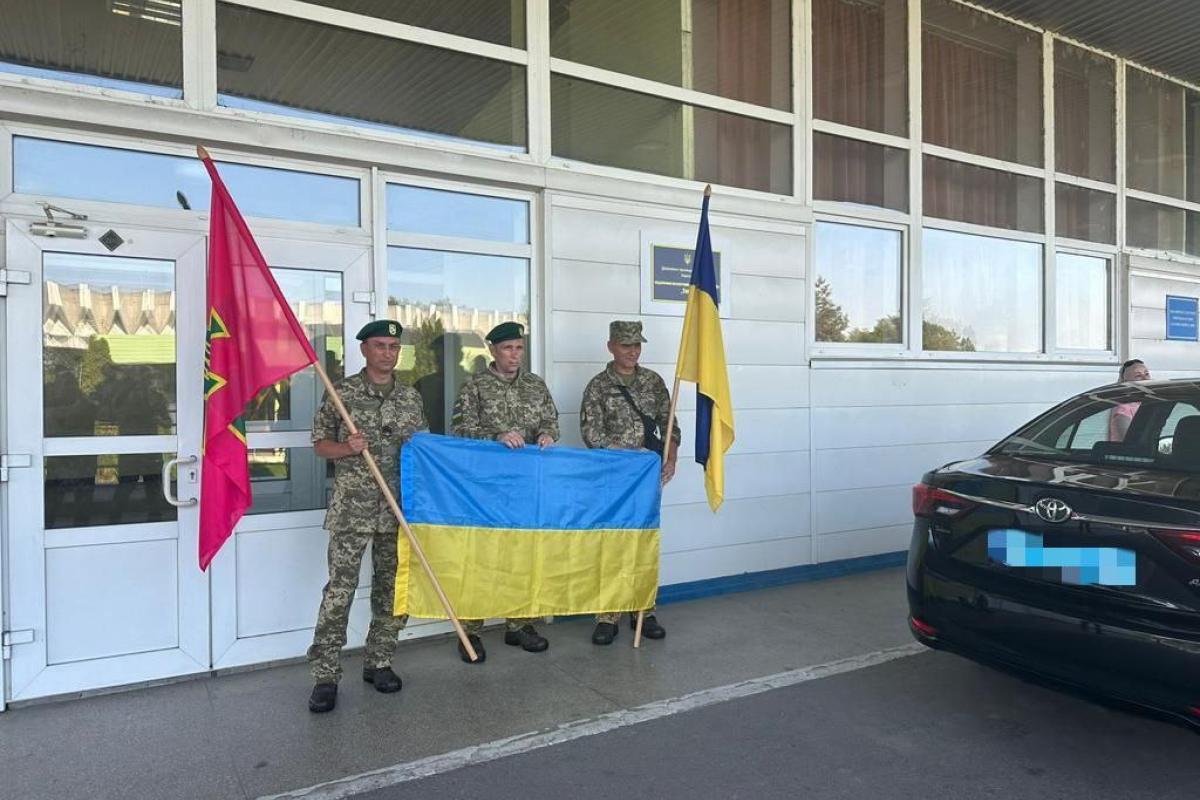 В Украину удалось вернуть троих военнопленных из Венгрии В Украину удалось вернуть троих военнопленных из Венгрии