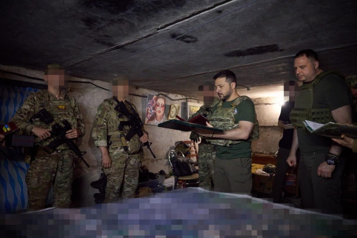 Зеленский посетил передовые позиции ССО на Бахмутском направлении - видео Зеленский посетил передовые позиции ССО на Бахмутском направлении - видео