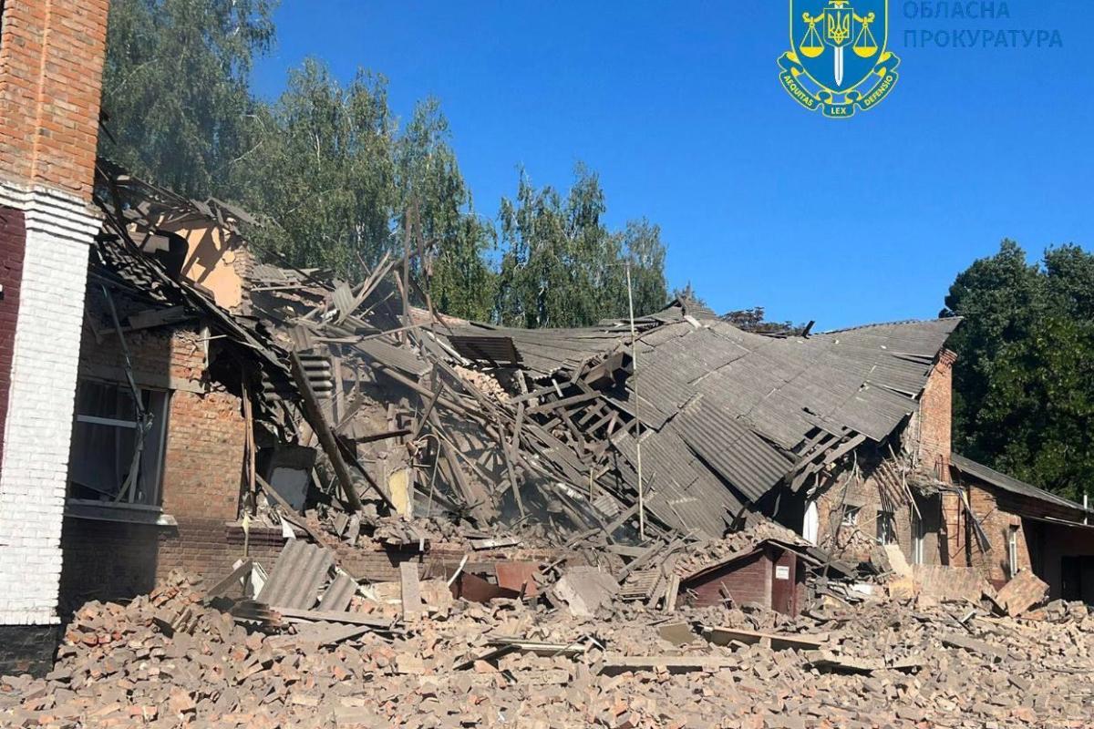 Россияне атаковали беспилотником школу в Ромнах: в сети показали последствия (фото) Россияне атаковали беспилотником школу в Ромнах: в сети показали последствия (фото)