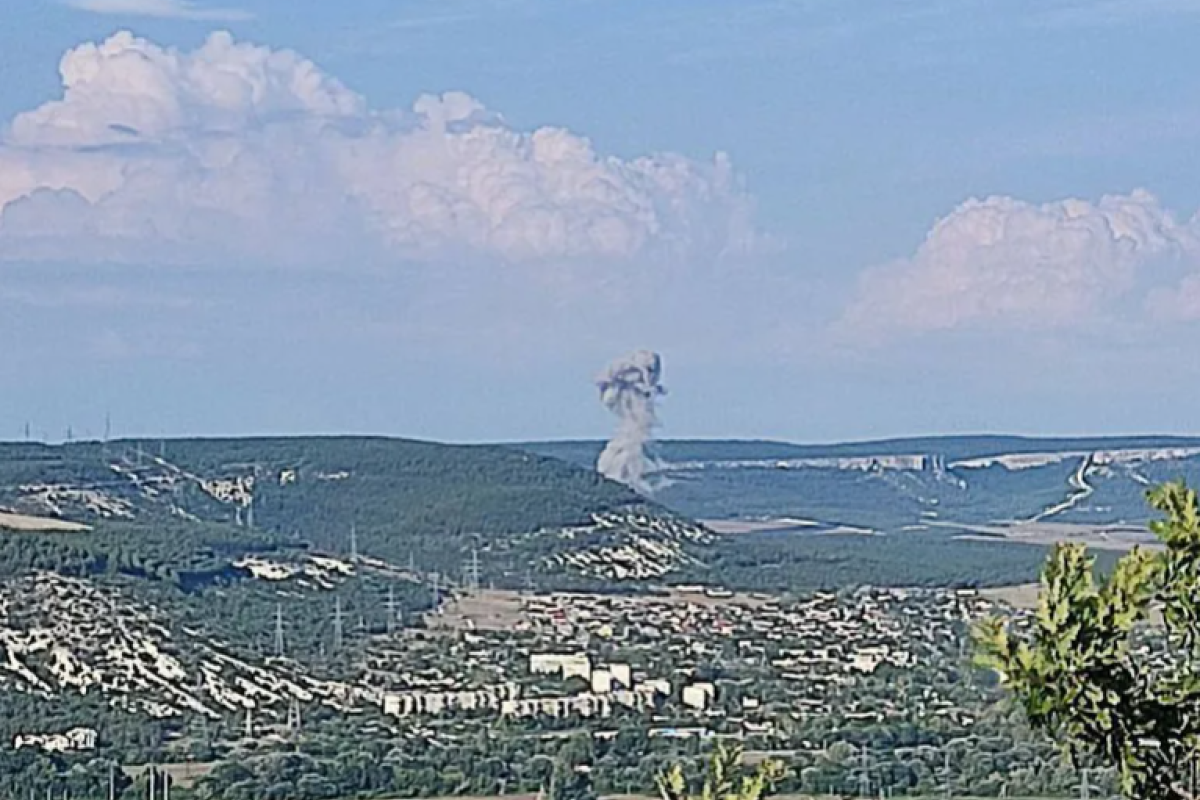 Взрыв в Крыму: возможный "прилет" по одной из крупнейших баз вмф России - видео Взрыв в Крыму: возможный "прилет" по одной из крупнейших баз вмф России - видео