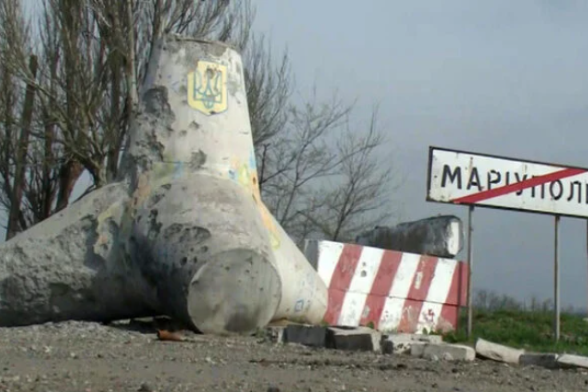 Россияне активно перевозят боеприпасы по центру оккупированного Мариуполя (видео) Россияне активно перевозят боеприпасы по центру оккупированного Мариуполя (видео)