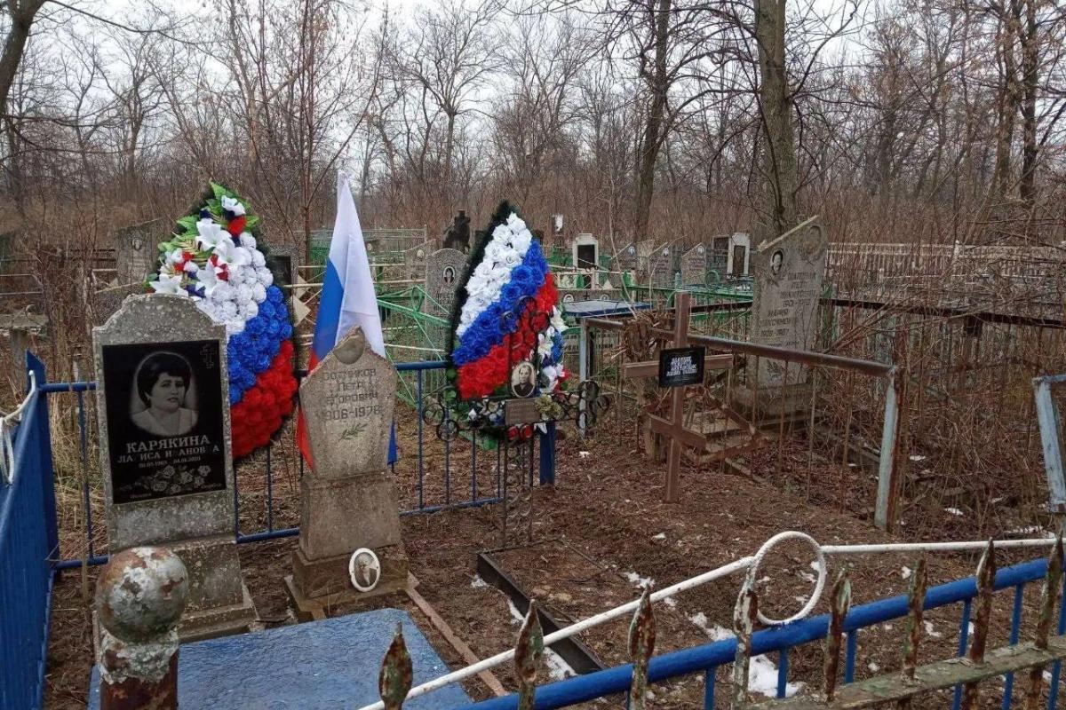 На Луганщине оккупанты осквернили могилы родителей бойца ВСУ - фото На Луганщине оккупанты осквернили могилы родителей бойца ВСУ - фото