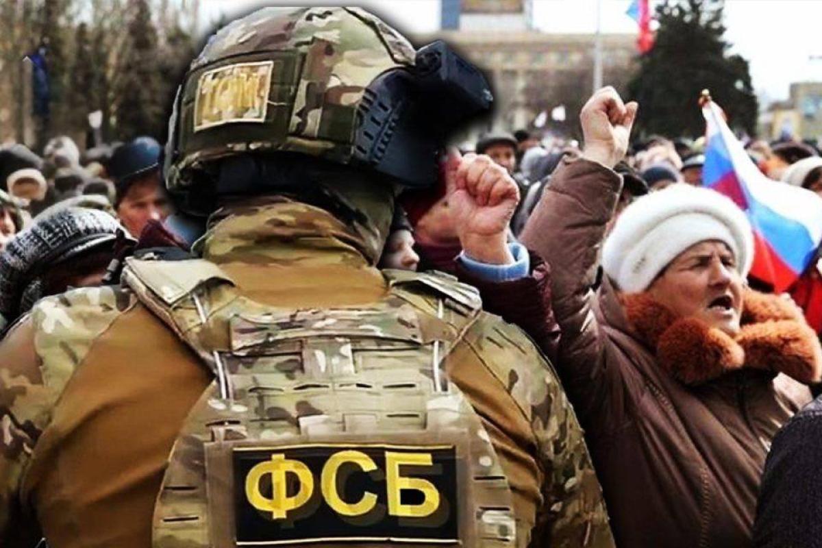 Окупанти на сході України посилюють ідеологічний тиск та обшуки напередодні "виборів" Путіна Окупанти на сході України посилюють ідеологічний тиск та обшуки напередодні "виборів" Путіна