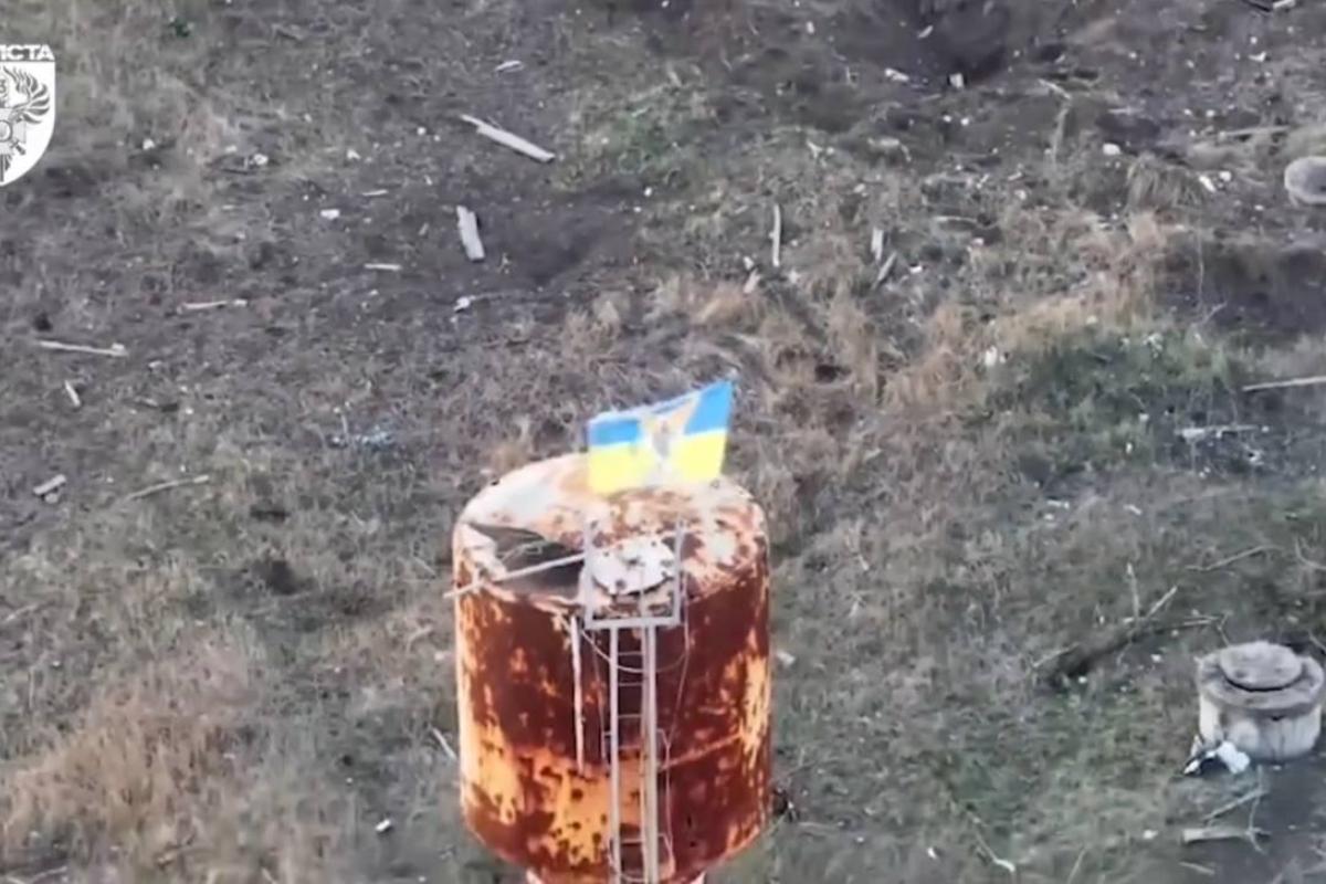 "Кошмарят оккупантов": Луганские пограничники установили флаг Украины во вражеском тылу на Донетчине "Кошмарят оккупантов": Луганские пограничники установили флаг Украины во вражеском тылу на Донетчине