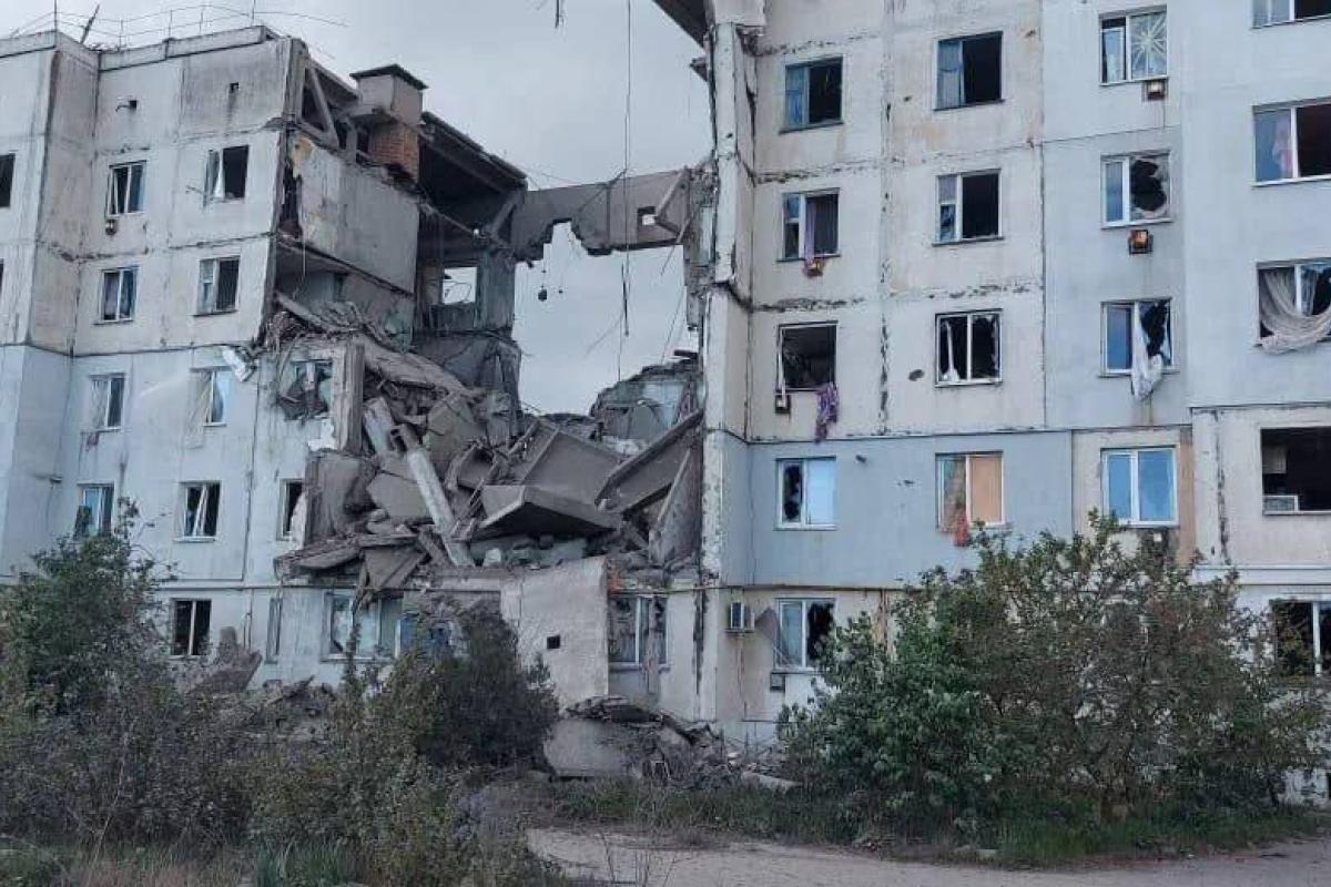 Окупанти скинули дві авіабомби на Козацьке Херсонській області: зруйнований під'їзд багатоповерхівки (фото) Окупанти скинули дві авіабомби на Козацьке Херсонській області: зруйнований під'їзд багатоповерхівки (фото)