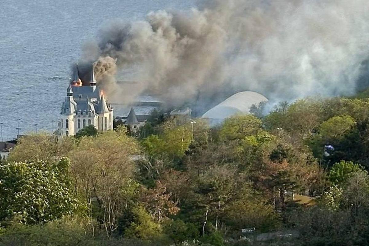 Россияне попали в "замок Гарри Поттера" в Одессе: есть погибшие и раненые (фото, видео) Россияне попали в "замок Гарри Поттера" в Одессе: есть погибшие и раненые (фото, видео)