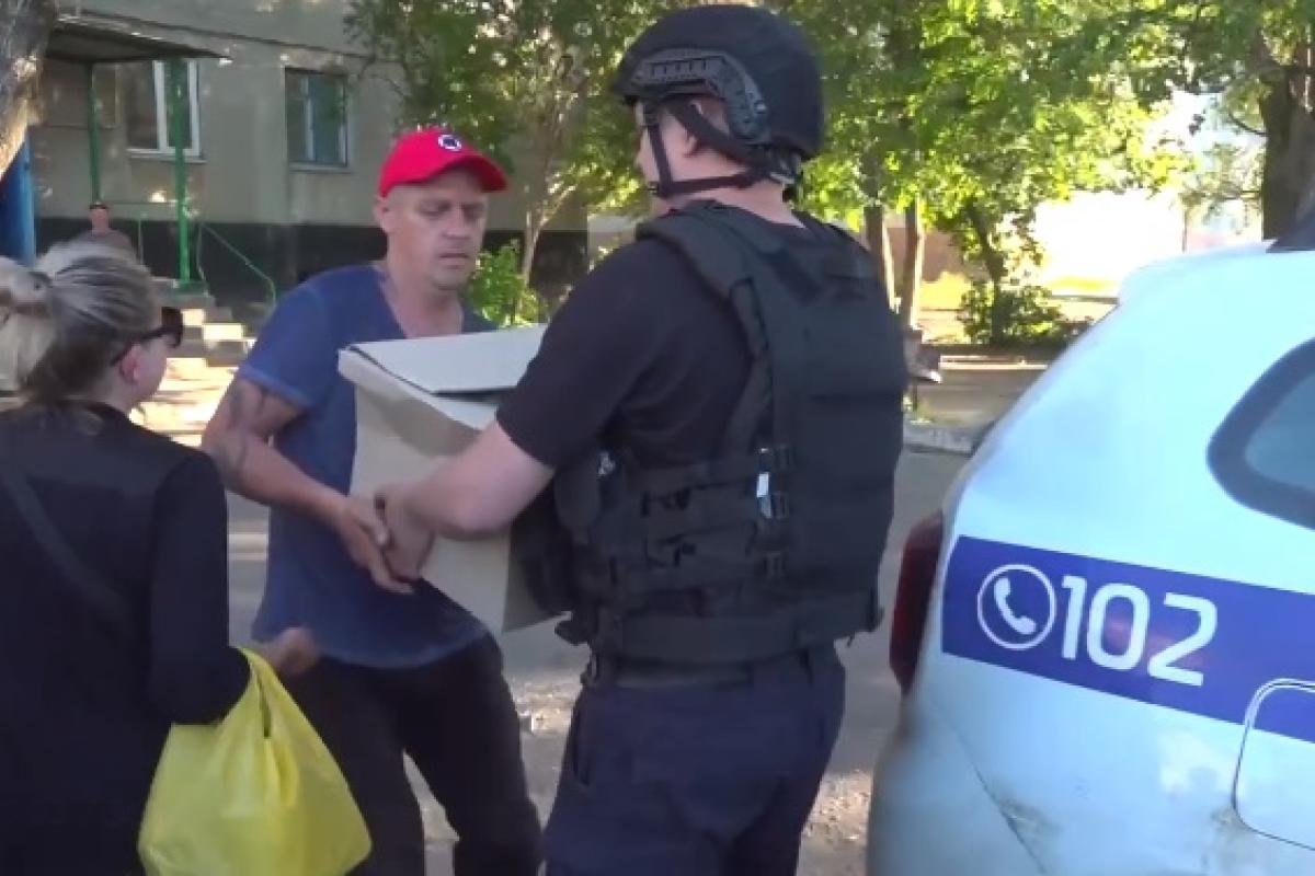 Оккупанты обстреляли из "Градов" полицейских, которые привезли помощь жителям Макеевки Оккупанты обстреляли из "Градов" полицейских, которые привезли помощь жителям Макеевки