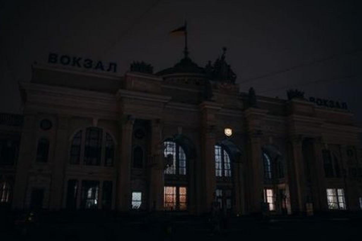 Укрзализныця выключила подсветку на крупнейших вокзалах страны
