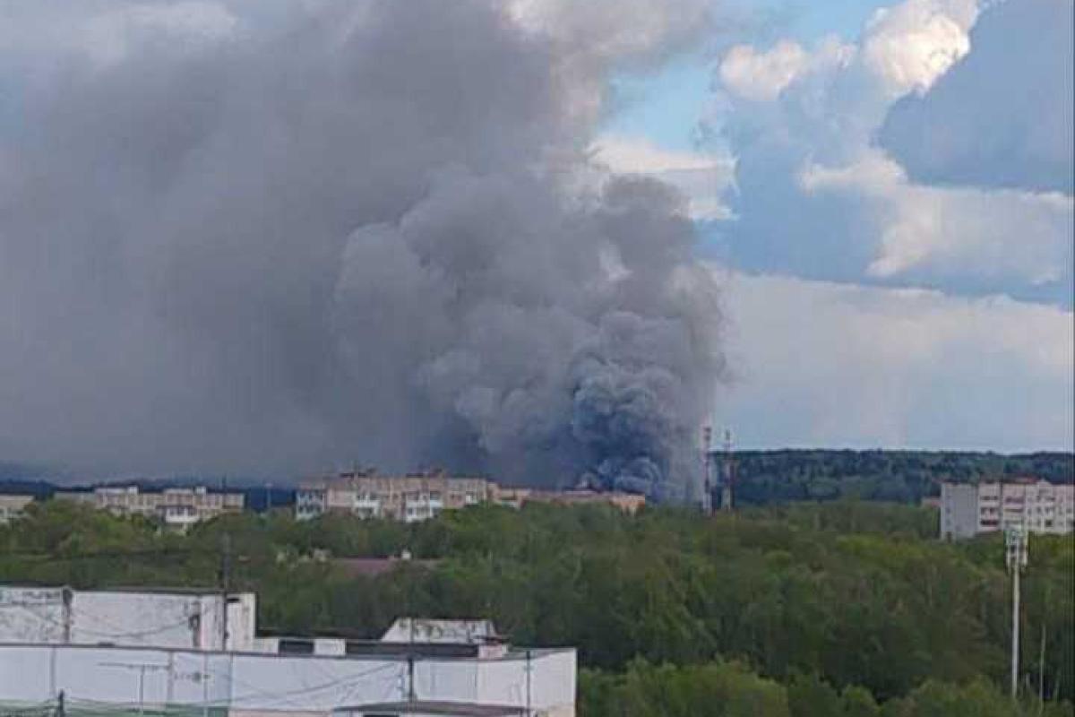 Под Москвой вспыхнул большой пожар на складе стройматериалов - видео