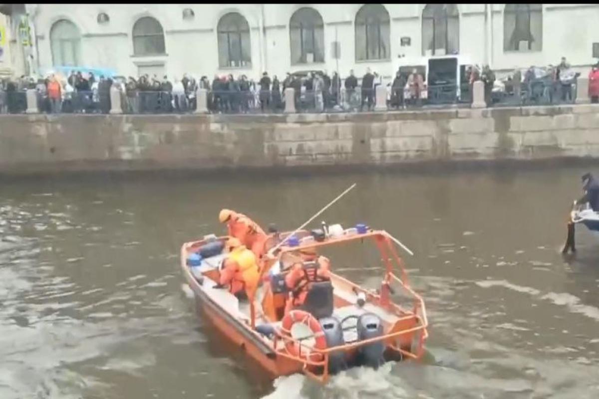 В Петербурге маршрутный автобус свалился в реку: есть погибшие В Петербурге маршрутный автобус свалился в реку: есть погибшие