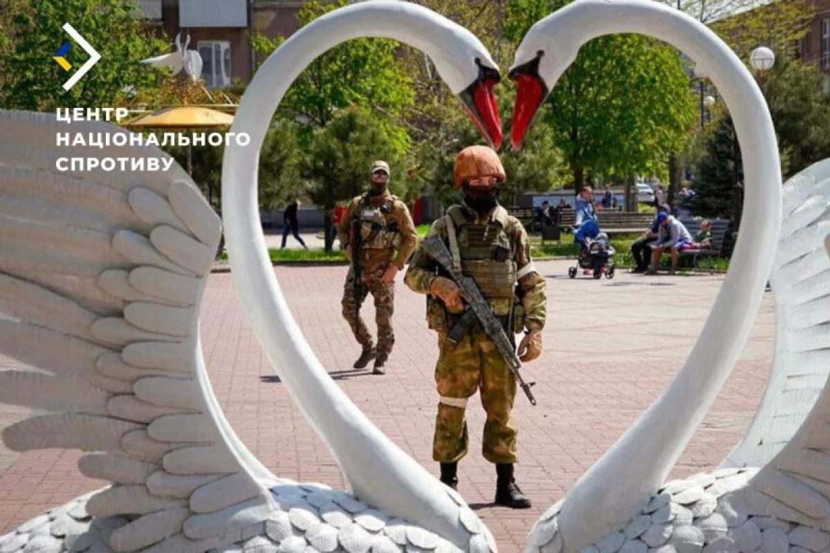 Росія імітує туристичний сезон на окупованих територіях Запоріжжя, перетворюючи курорти на військові бази