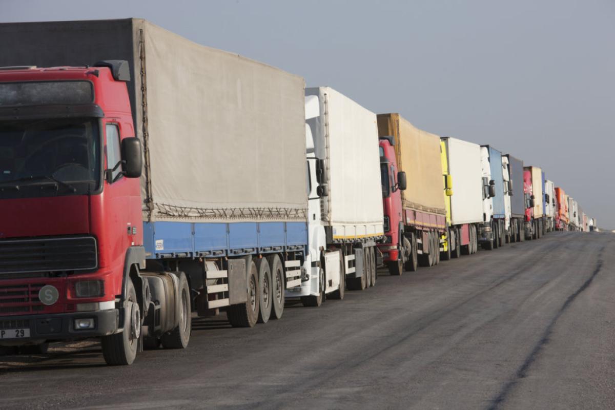 Польща призупинила пропуск українських вантажівок: що відомо Польща призупинила пропуск українських вантажівок: що відомо