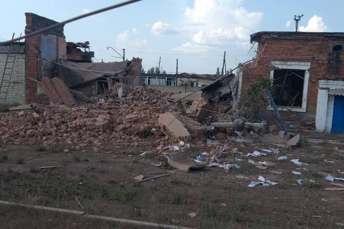 Российские оккупанты разрушили административное здание железной дороги в Лимане (фото) Российские оккупанты разрушили административное здание железной дороги в Лимане (фото)