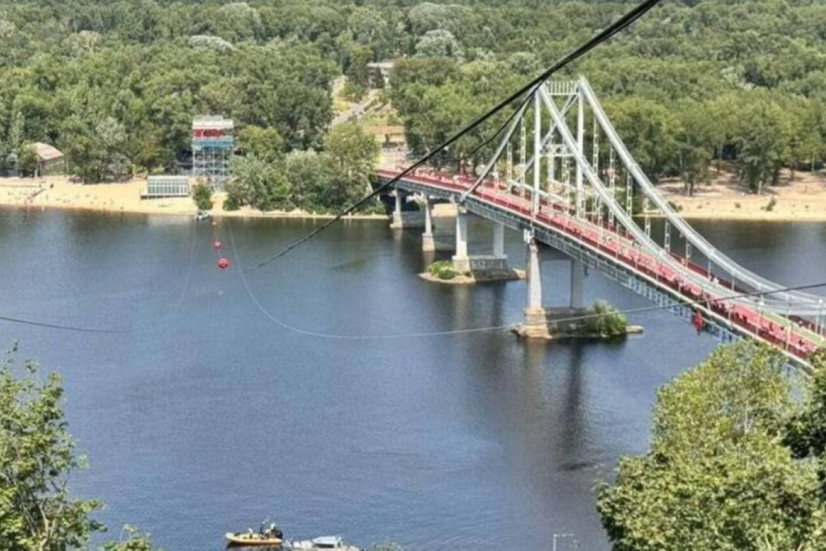 У Києві обірвався трос канатної дороги над Дніпром: рятувальники шукають хлопця У Києві обірвався трос канатної дороги над Дніпром: рятувальники шукають хлопця