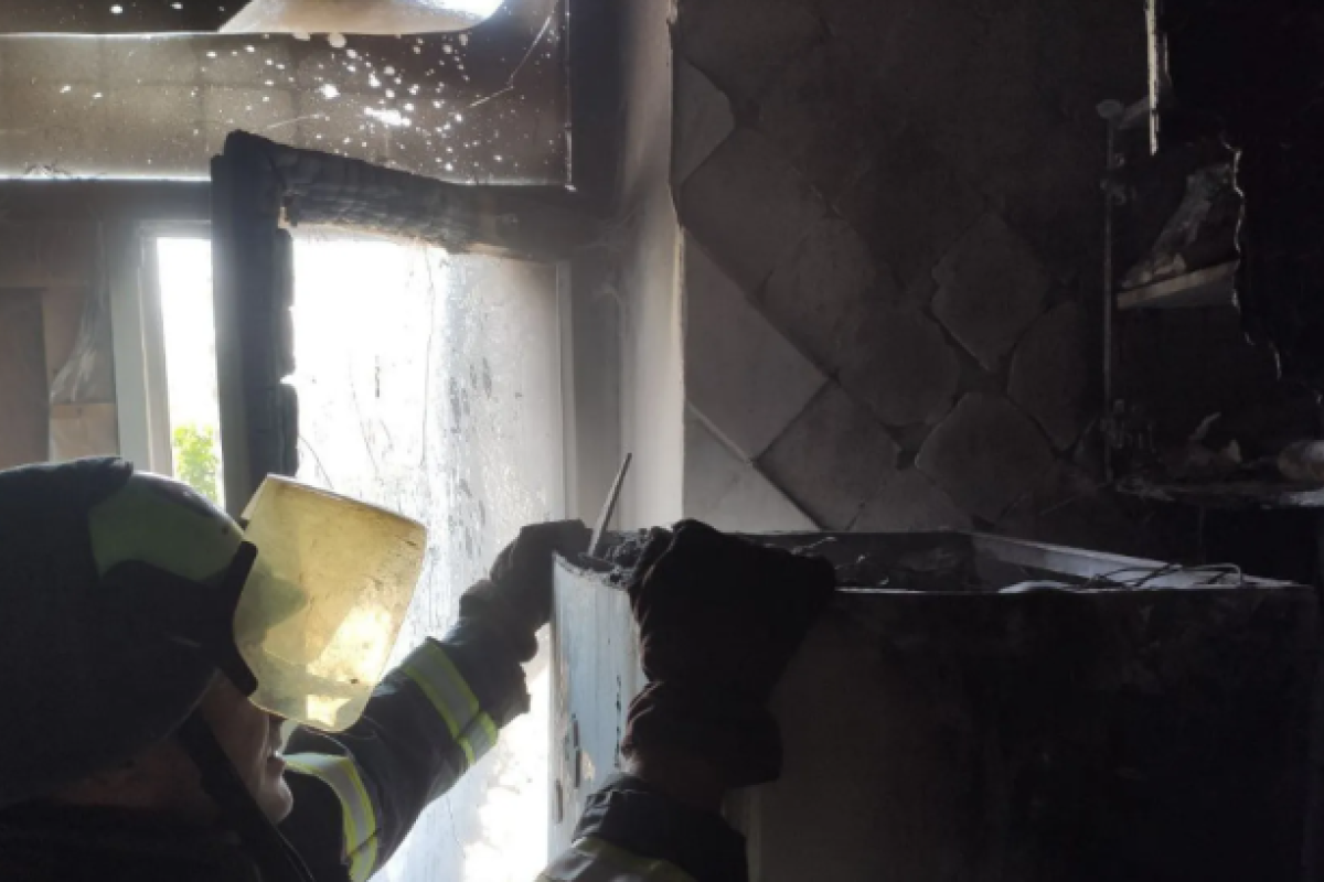 Пожар в оккупированном Северодонецке: сгорелая квартира в многоэтажном доме (фото)
