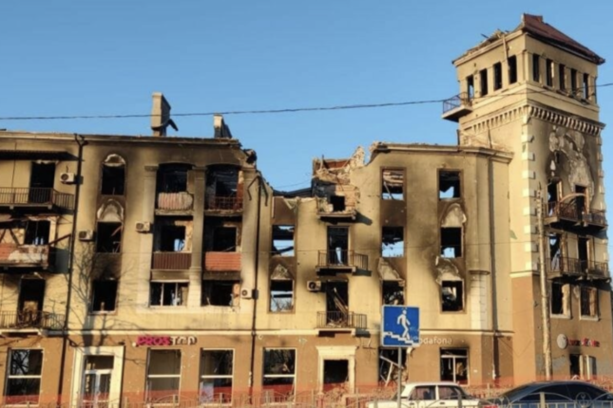 "Безжалостная реальность оккупации": жителей снесенного дома в Мариуполе оставили без обещанного жилья "Безжалостная реальность оккупации": жителей снесенного дома в Мариуполе оставили без обещанного жилья