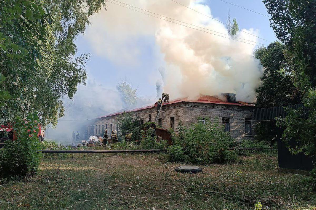 Крупный пожар произошел в оккупированном Антраците на территории городской больницы - фото, видео Крупный пожар произошел в оккупированном Антраците на территории городской больницы - фото, видео