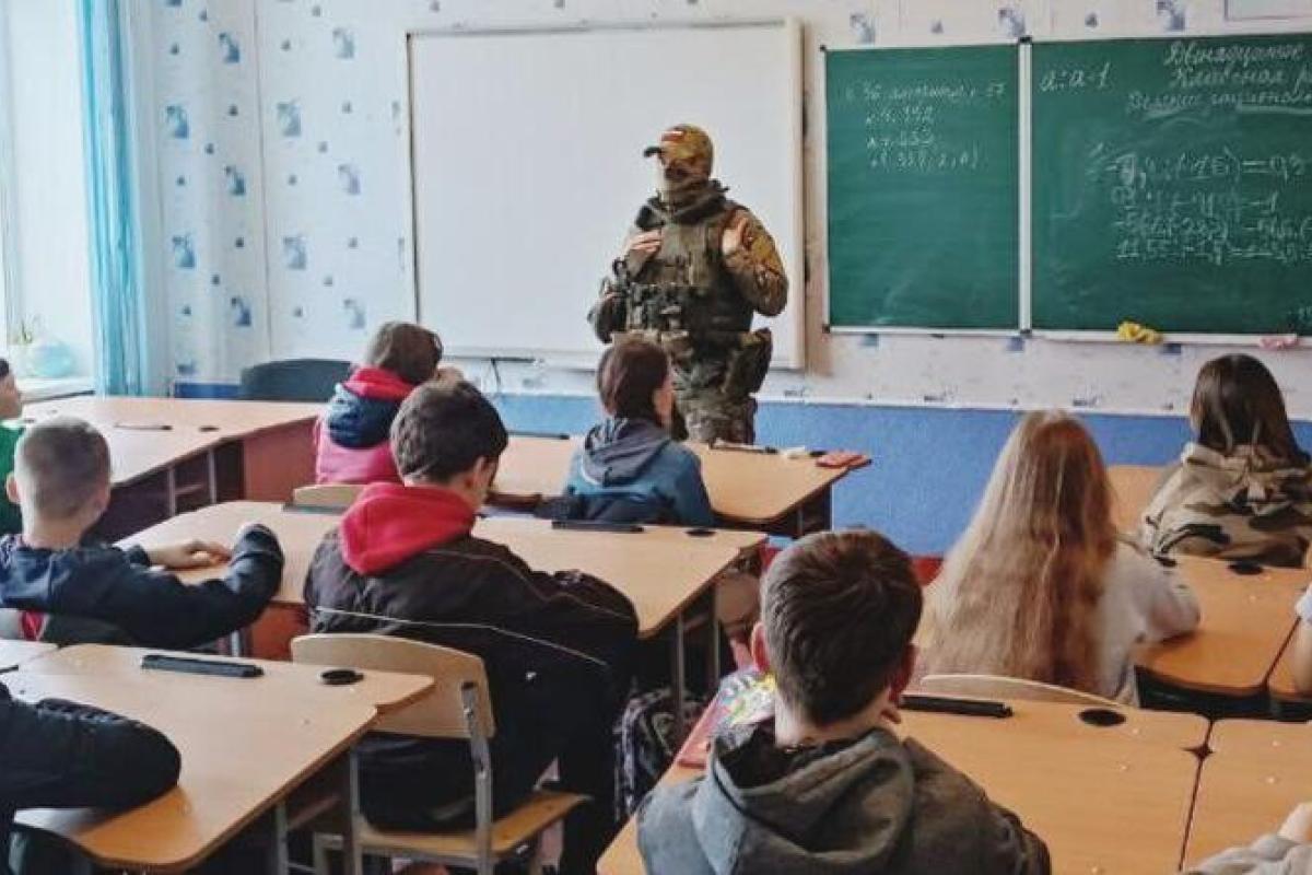 "Примус як інструмент пропаганди": на ТОТ учнів та студентів змушують писати "радіодиктанти" "Примус як інструмент пропаганди": на ТОТ учнів та студентів змушують писати "радіодиктанти"