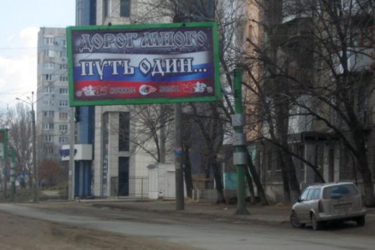 "Ремонт дорог по новейшим технологиям": В оккупированном Луганске топит улицы "Ремонт дорог по новейшим технологиям": В оккупированном Луганске топит улицы