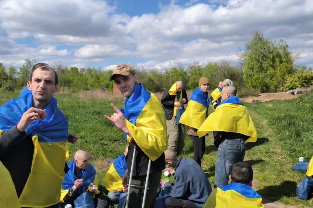 "Чудові новини у цей день": під час обміну полоненими Україна повернула 45 захисників "Чудові новини у цей день": під час обміну полоненими Україна повернула 45 захисників