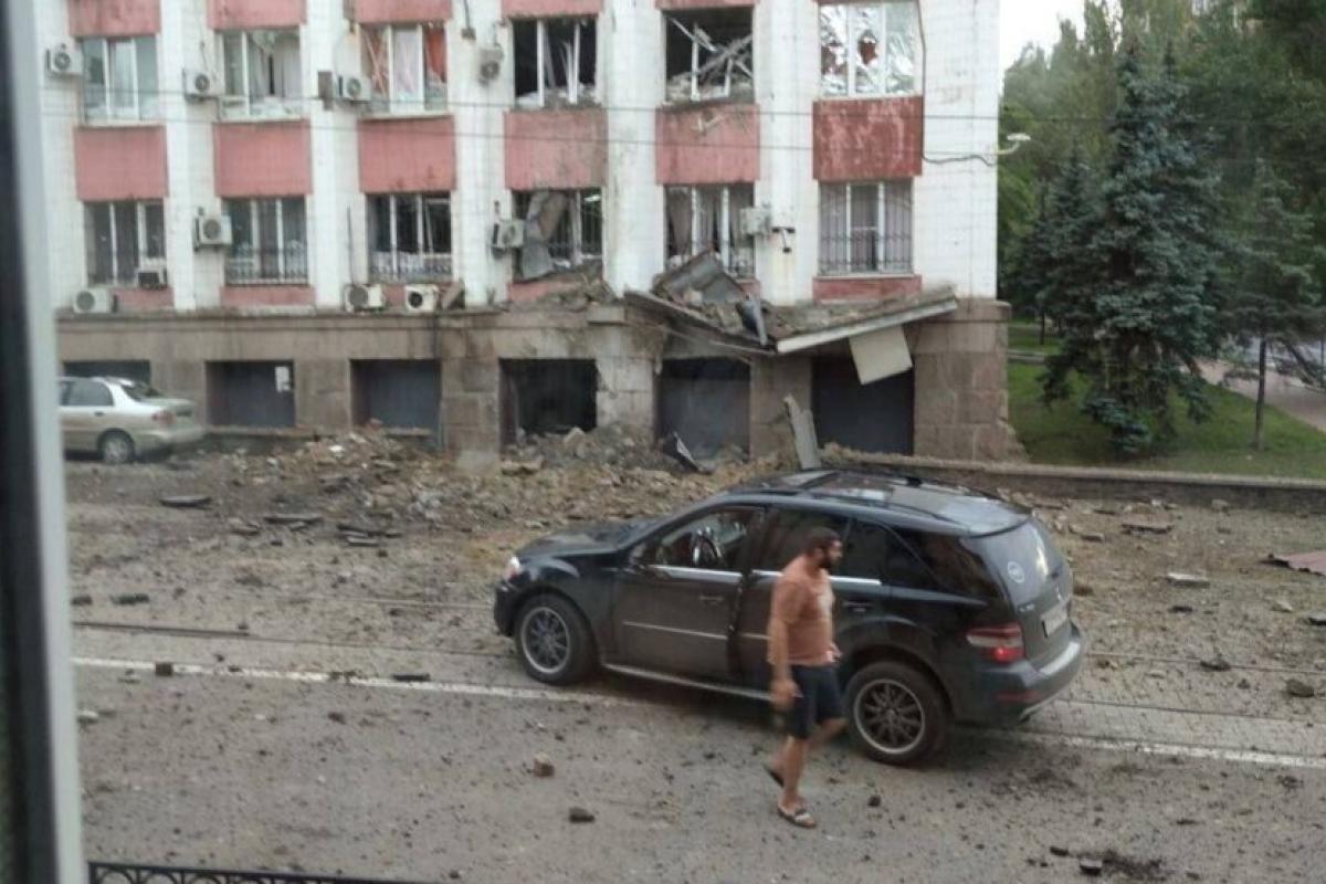 В сети сообщают о "прилете" по зданию "МВД ДНР" в оккупированном Донецке - фото В сети сообщают о "прилете" по зданию "МВД ДНР" в оккупированном Донецке - фото