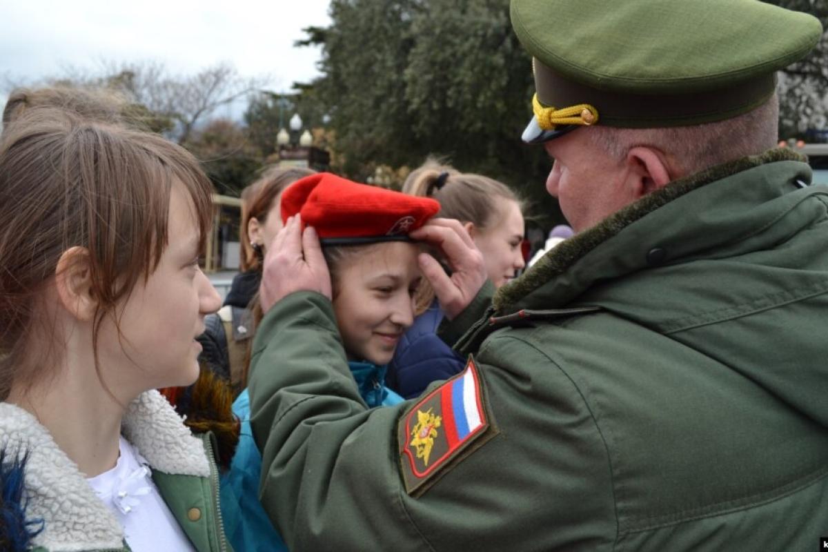 "Жизнь по расписанию и изучение военного дела": подробности о "бесплатном" оздоровлении детей Донбасса "Жизнь по расписанию и изучение военного дела": подробности о "бесплатном" оздоровлении детей Донбасса