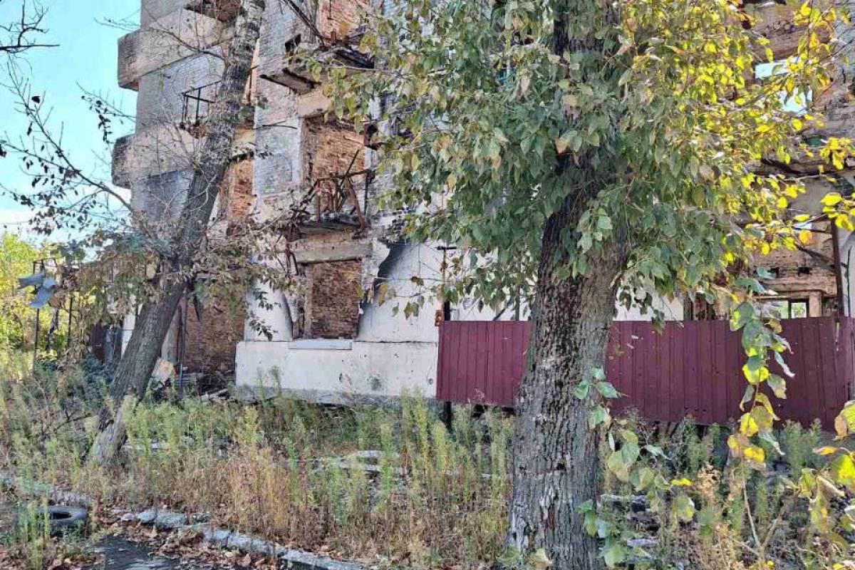 "Ваш дах, ваші проблеми": Мешканці Рубіжного, не дочекавшись "виплат", ремонтують розбиті будинки за власні кошти "Ваш дах, ваші проблеми": Мешканці Рубіжного, не дочекавшись "виплат", ремонтують розбиті будинки за власні кошти