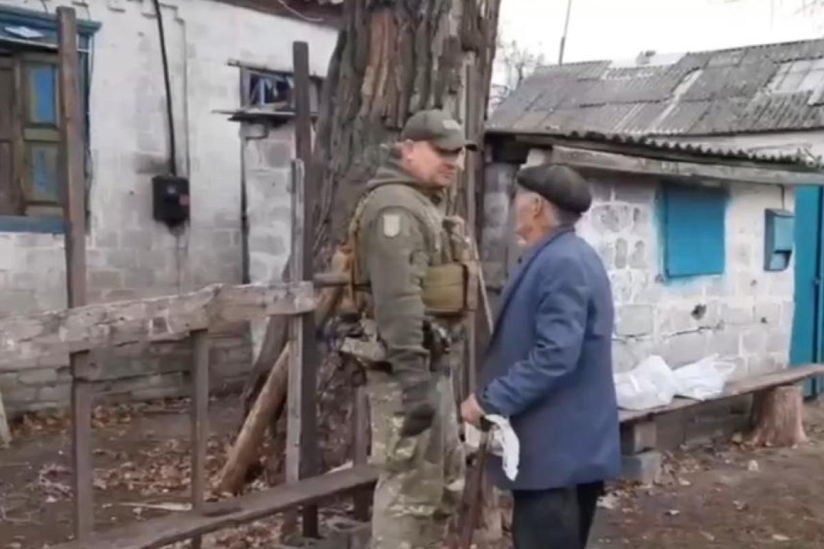 Полицейские привезли самое необходимое жителям деоккупированных сел Луганщины Полицейские привезли самое необходимое жителям деоккупированных сел Луганщины