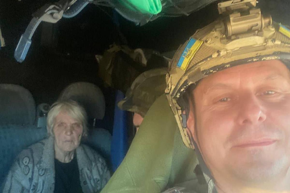 "Білі Янголи" эвакуировали Раису Ивановну Костричко из Авдеевки - фото "Білі Янголи" эвакуировали Раису Ивановну Костричко из Авдеевки - фото