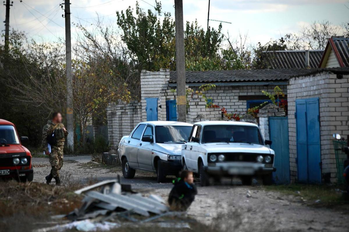 Російські загарбники обстріляли сільську школу на Херсонщині - фото Російські загарбники обстріляли сільську школу на Херсонщині - фото
