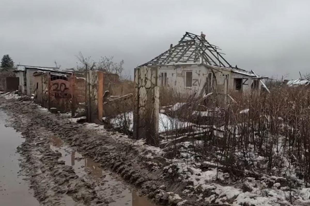 В сети показали разбитые дома в окрестностях "освобожденного" Лисичанска - видео В сети показали разбитые дома в окрестностях "освобожденного" Лисичанска - видео