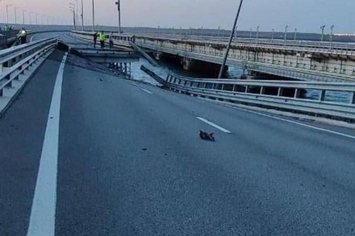 У мережі з'явилися фото загороджень Кримського мосту, які плавають у морі: що відомо