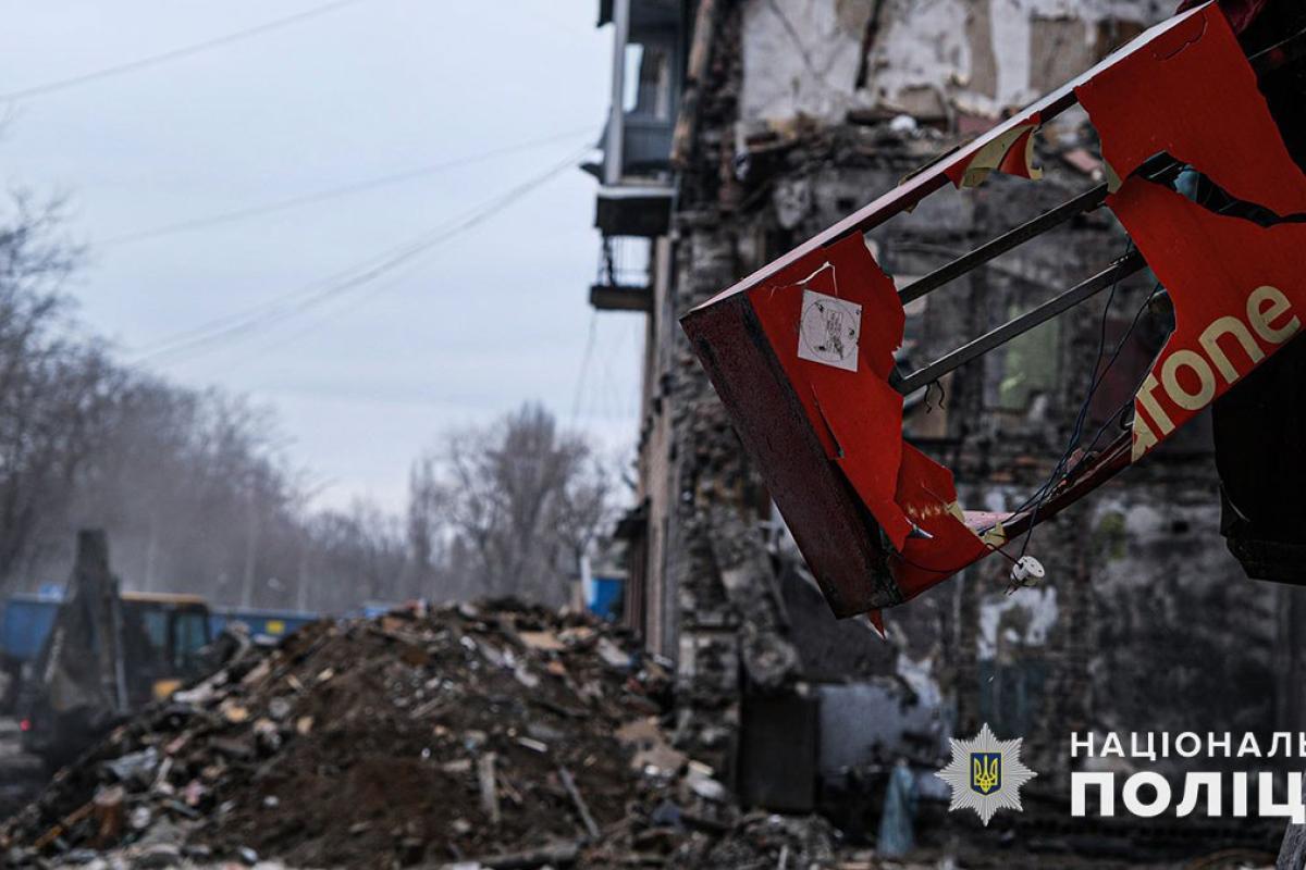 Обстрел Новогродовки в Донецкой области: из-под завалов дома достали тело девочки Обстрел Новогродовки в Донецкой области: из-под завалов дома достали тело девочки