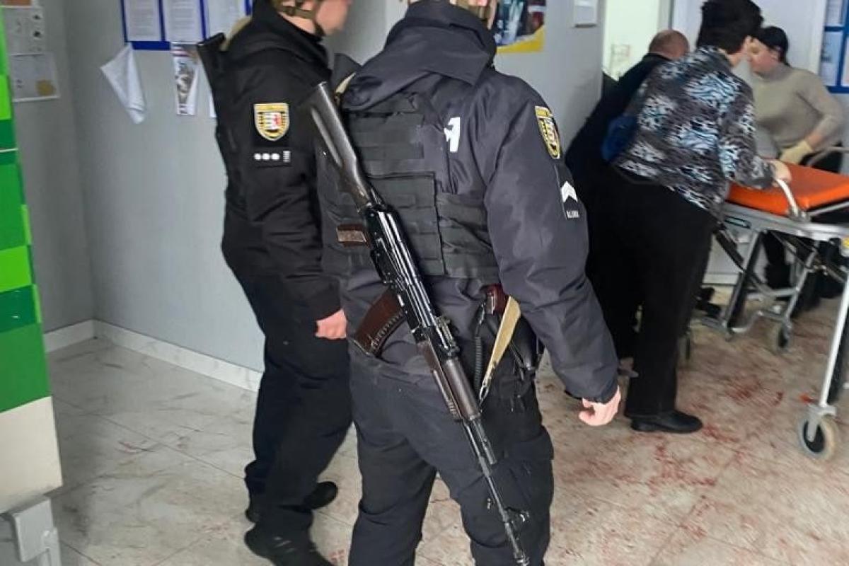 На Закарпатье депутат взорвал гранаты во время заседания сельсовета: известно о 26 пострадавших