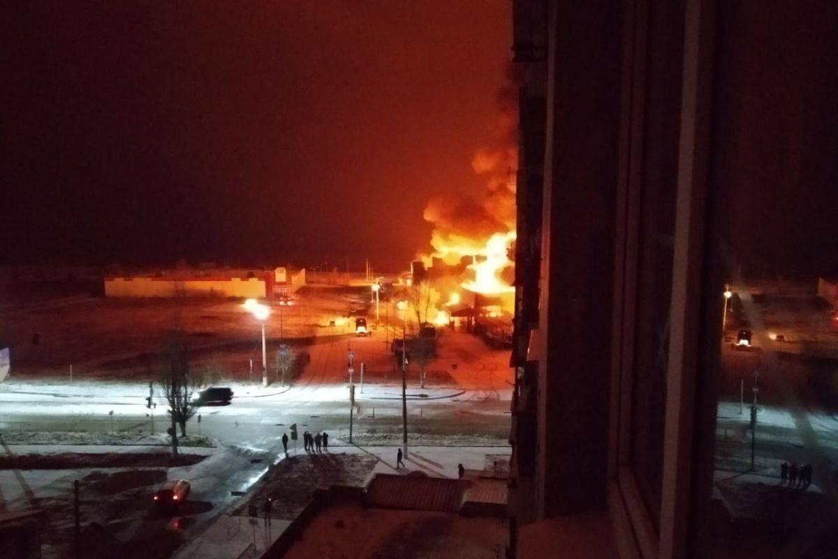 В оккупированной Горловке пылает торговый центр: подробности (видео, фото) В оккупированной Горловке пылает торговый центр: подробности (видео, фото)