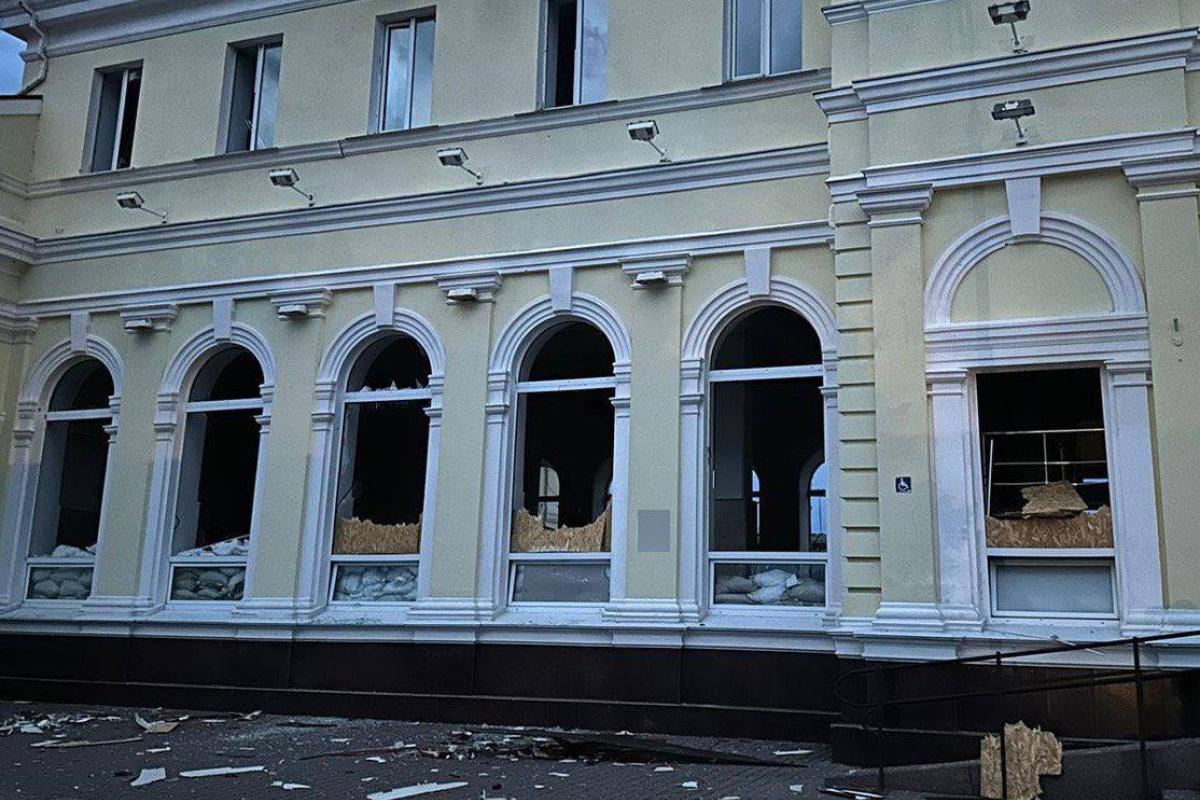 Удар російських терористів по вокзалу в Херсоні: що відомо - фото