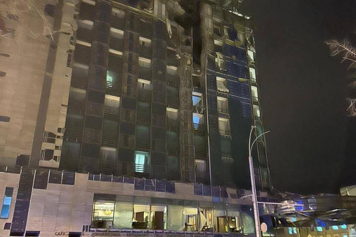 Окупанти завдали удару по центру Харкова: медики надають допомогу постраждалим - фото, відео Окупанти завдали удару по центру Харкова: медики надають допомогу постраждалим - фото, відео