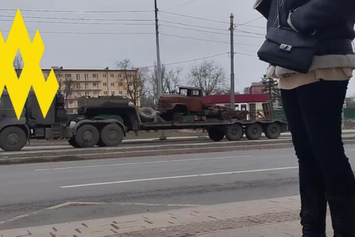 Захватчики вывозят уничтоженную технику из Авдеевки - видео, фото