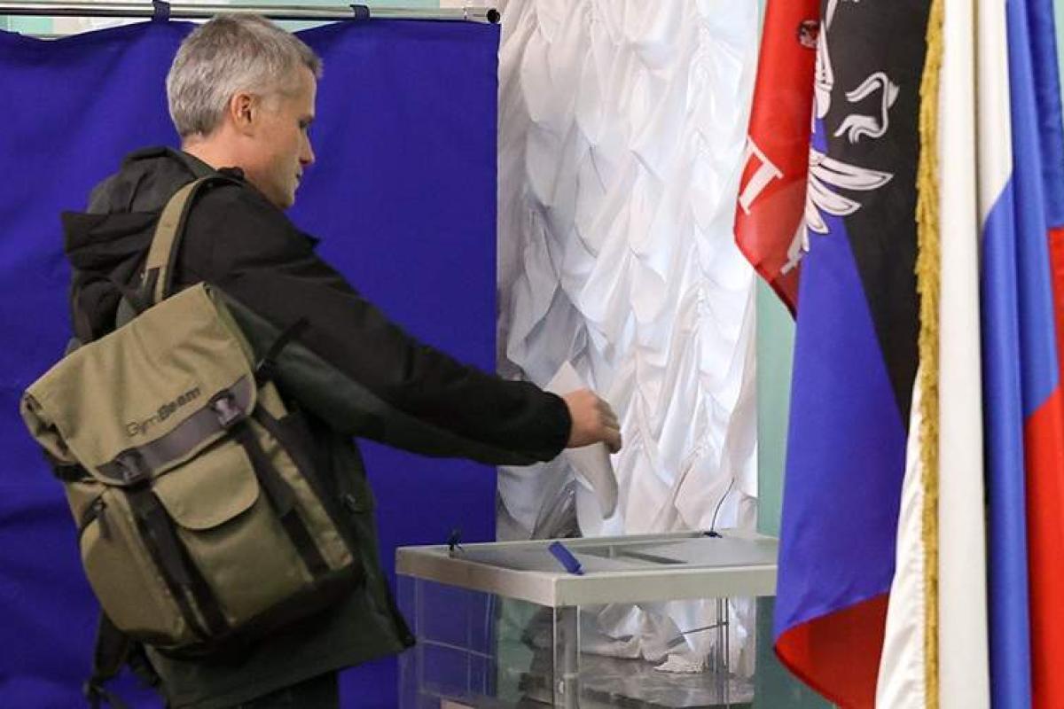 "Волевиявлення у під'їзді": У мережі розсекретили місце однієї з "виборчих дільниць" Сєвєродонецька "Волевиявлення у під'їзді": У мережі розсекретили місце однієї з "виборчих дільниць" Сєвєродонецька
