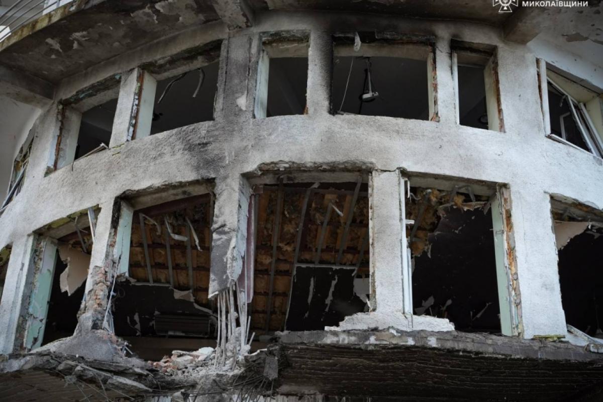 У Миколаєві ворог атакував готель, який нещодавно відновили після удару - фото У Миколаєві ворог атакував готель, який нещодавно відновили після удару - фото
