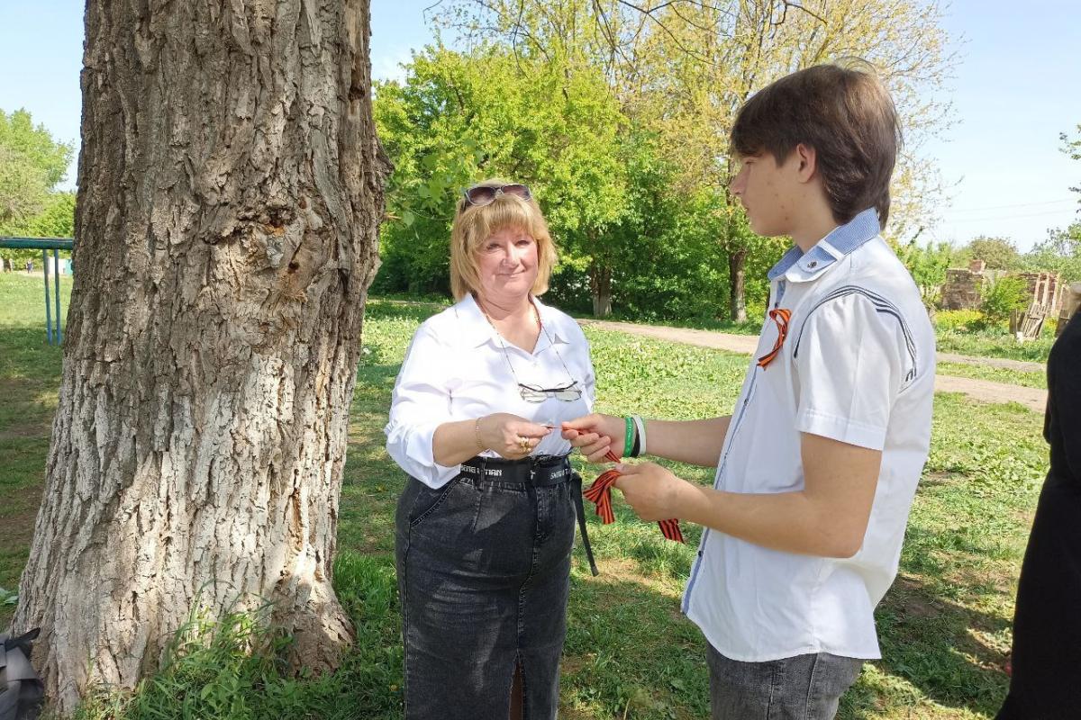 "Всеросійська акція" набирає обертів: У Лисичанську триває роздача "стрічок" "Всеросійська акція" набирає обертів: У Лисичанську триває роздача "стрічок"