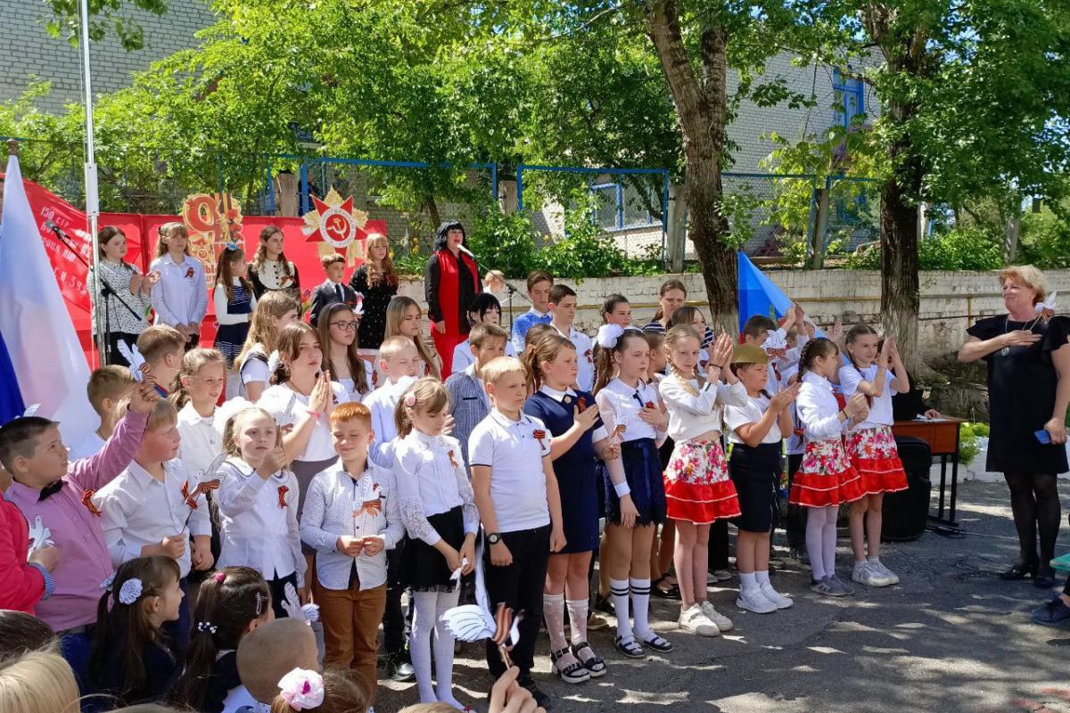 "Побєдобєсіє зашкалює": в одній зі шкіл Лисичанська відбувся "урочистий захід" - фото "Побєдобєсіє зашкалює": в одній зі шкіл Лисичанська відбувся "урочистий захід" - фото