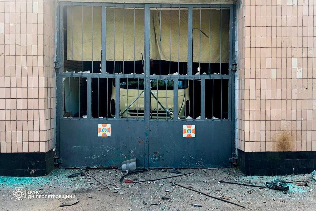 Через атаки окупантів на Донеччині та Дніпропетровщині постраждали рятувальні підрозділи – ДСНС (фото) Через атаки окупантів на Донеччині та Дніпропетровщині постраждали рятувальні підрозділи – ДСНС (фото)