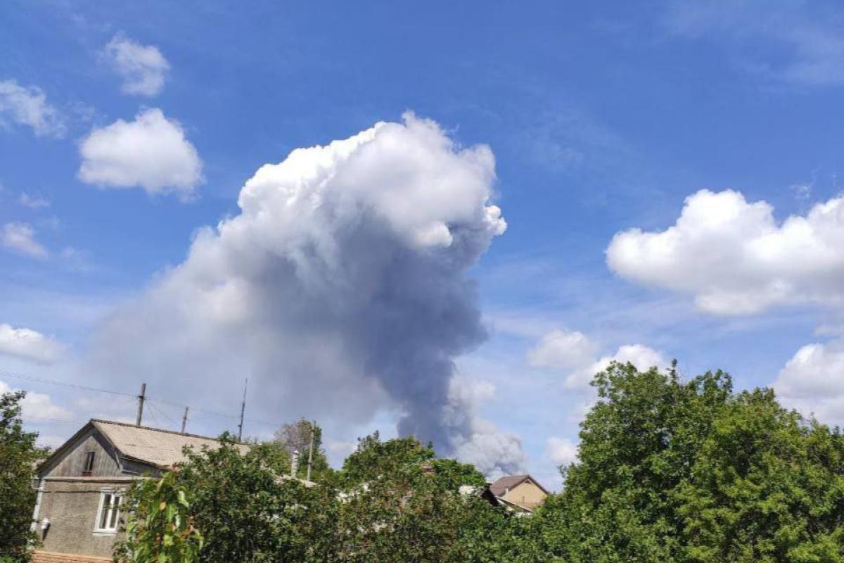 В окупованому Сорокиному на Луганщині пролунали потужні вибухи: "прилетіло" у склади боєприпасів - фото, відео