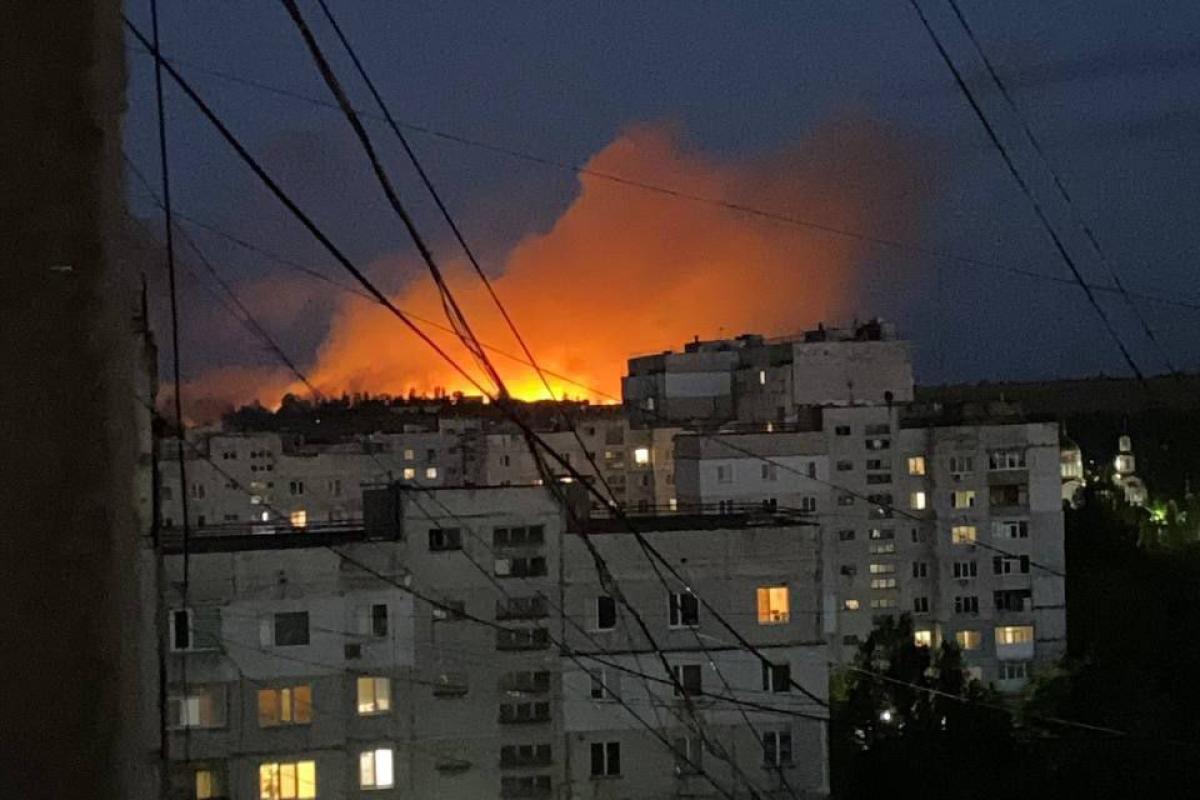 У Луганську пролунали вибухи: місцеві повідомляють про потужну пожежу і густий дим - відео, фото