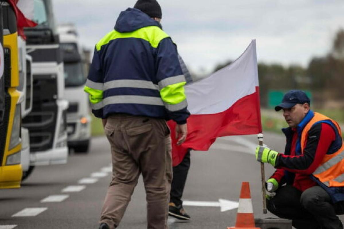 Польские фермеры снова блокируют движение грузовиков на выезд из Украины - ГПСУ Польские фермеры снова блокируют движение грузовиков на выезд из Украины - ГПСУ