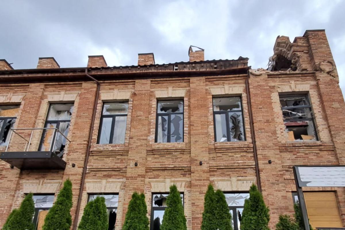Окупанти майже 15 разів обстрілювали Нікопольщину: пошкоджено готель, приватна оселя і комунальне підприємство Окупанти майже 15 разів обстрілювали Нікопольщину: пошкоджено готель, приватна оселя і комунальне підприємство
