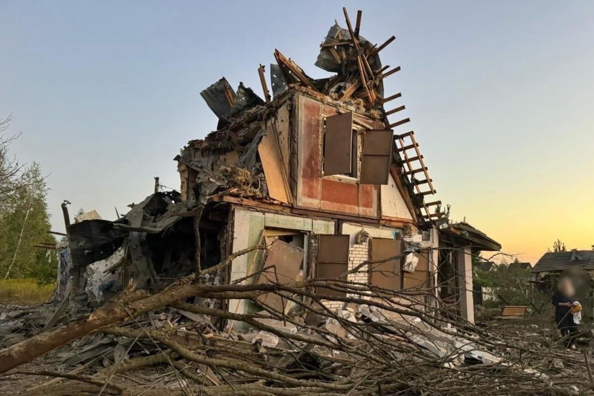 Атака на Киевщину: обломки ракет разрушили два дома и повредили еще 16 Атака на Киевщину: обломки ракет разрушили два дома и повредили еще 16