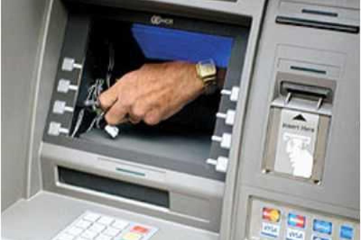 Камеры видеонаблюдения, подглядывание и другие способы мошенничества у банкомата Камеры видеонаблюдения, подглядывание и другие способы мошенничества у банкомата