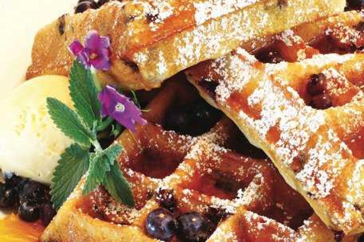 Бельгийские вафли с черникой и взбитыми сливками Бельгийские вафли с черникой и взбитыми сливками